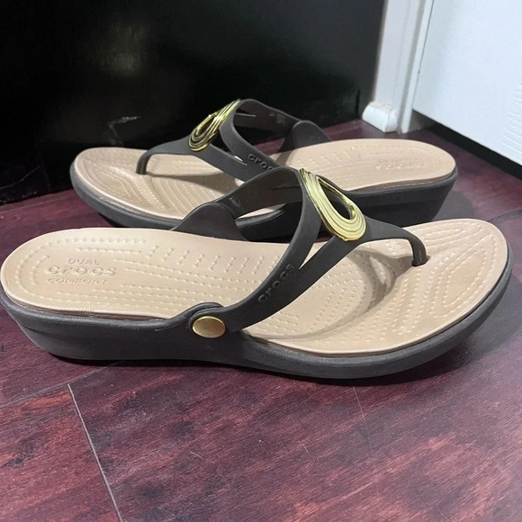 Crocs Sanrah Women’s Sandals Embellished Dual Comfort Flip Flops Brown/Tan Sz 11 - Picture 6 of 10